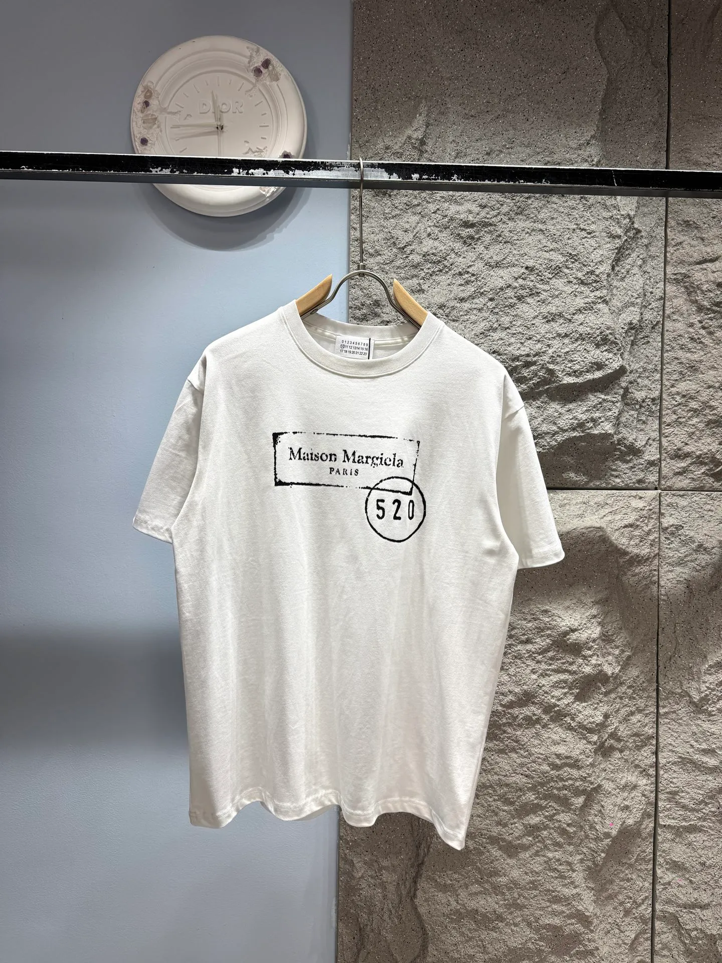 Martin Margiela* 520 ‼️ T ® 🖤Maison Margiela 2025 520 ，280g ， Breathable， ! "520" + Logo， ， 。 ， ， ， ! ⚠️ ： ⚠️SG 26285 Same Style 𝐂𝐎𝐋𝐎𝐔𝐑：White Red Black 𝐒𝐈𝐙𝐄：S-XXl
